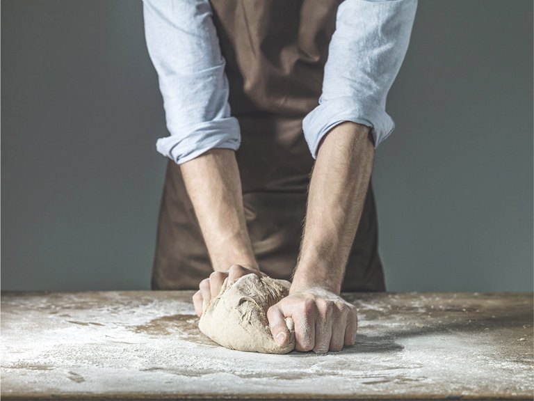 baecker_knetet_brot.jpg